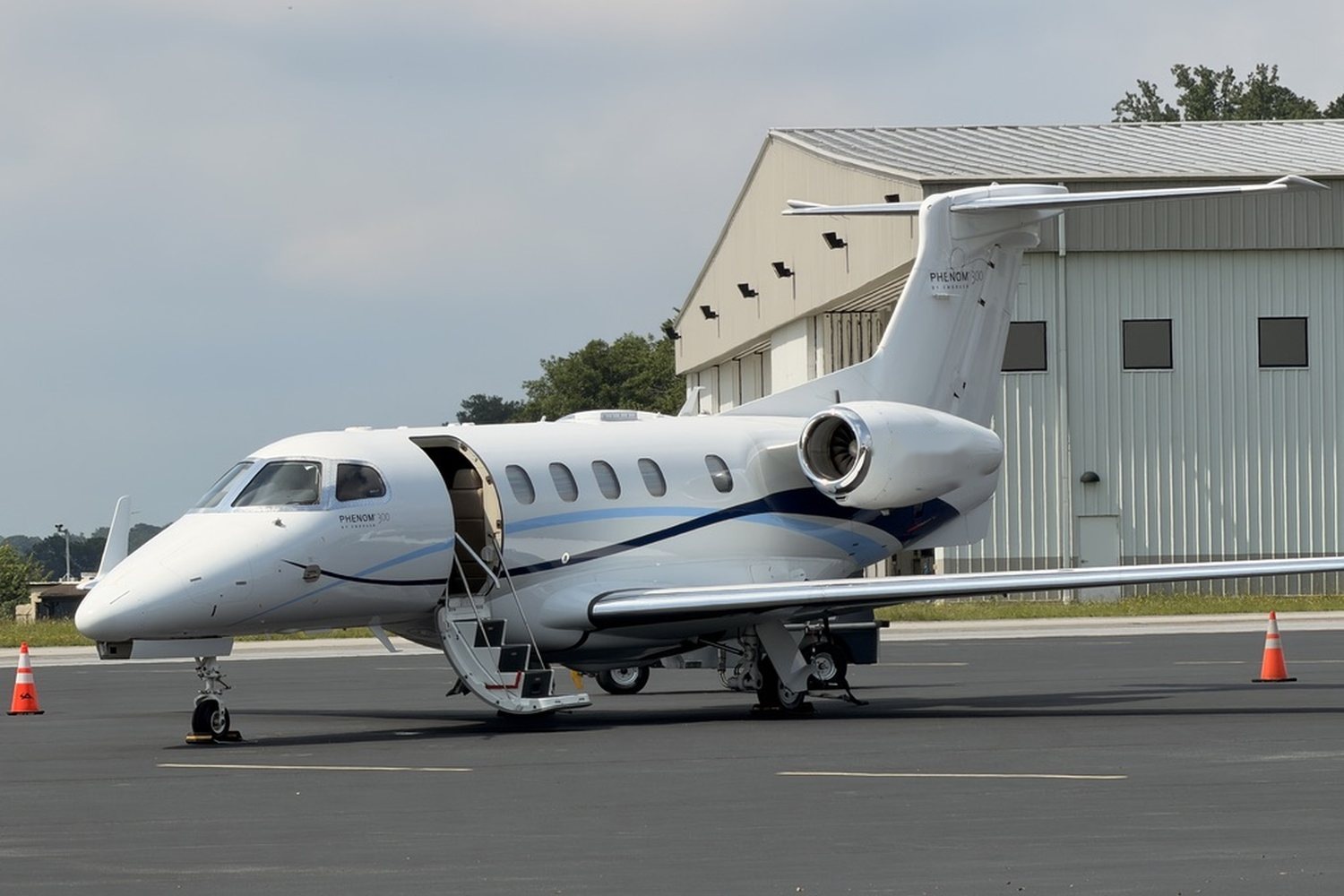 Phenom 300E private jet